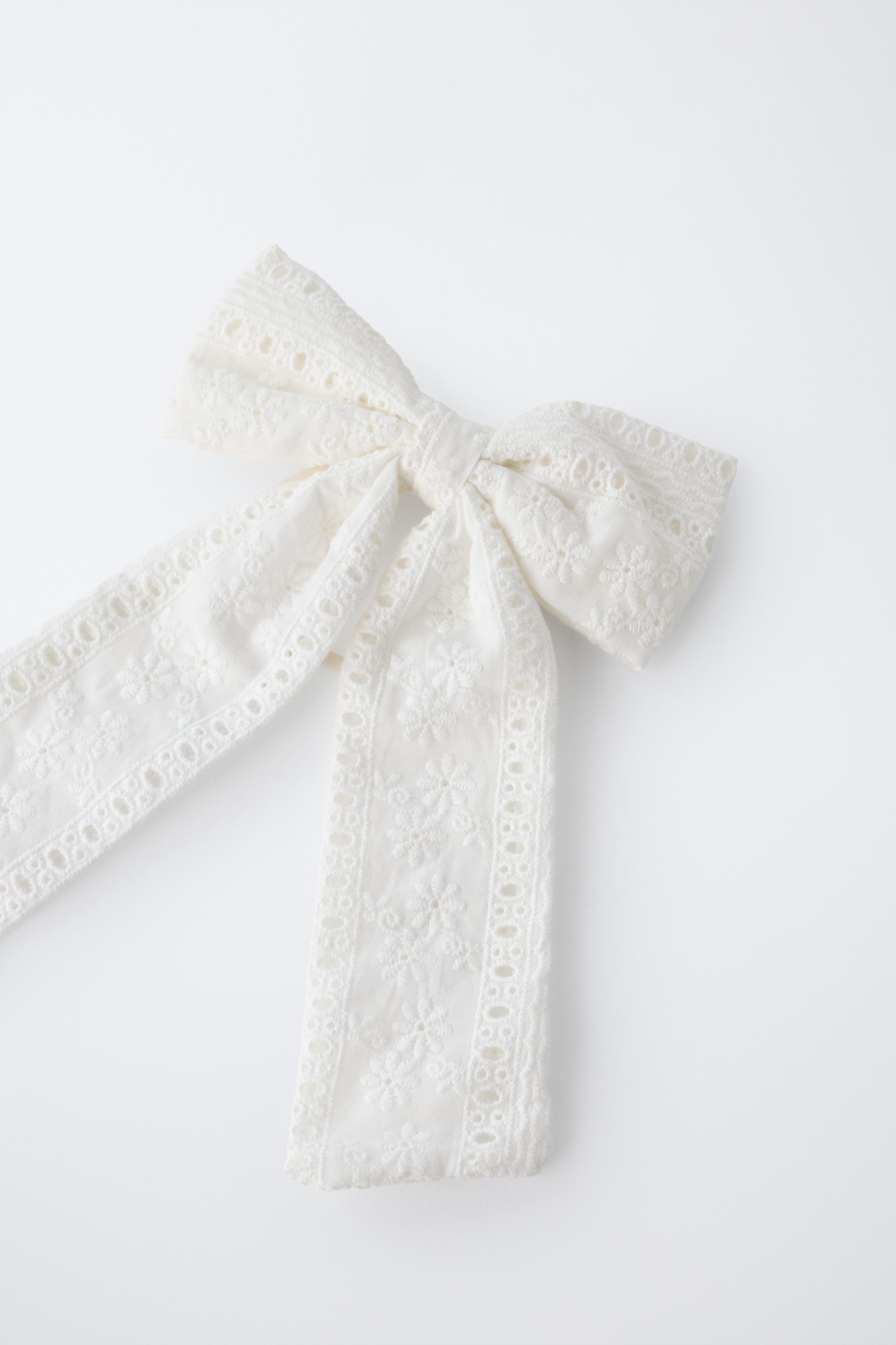 CUT-OUT BOW ELASTIC AND CLIP